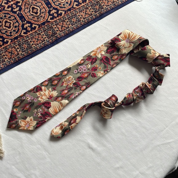 Eaton’s “Very” 1980’s floral and peacock pattern silk tie made in Canada - Picture 6 of 9
